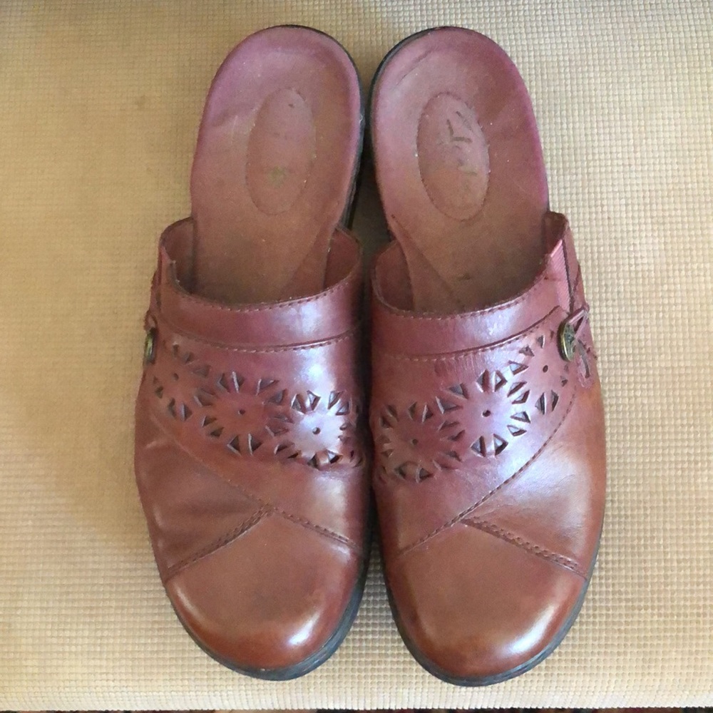 Clarks genuine leather slip on clogs - Picture 2 of 4